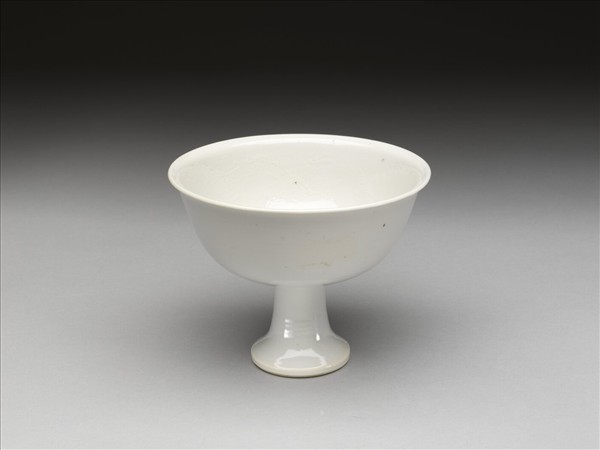 甜白釉雙龍戲珠紋高足碗