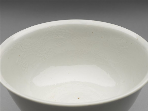 甜白釉雙龍戲珠紋高足碗