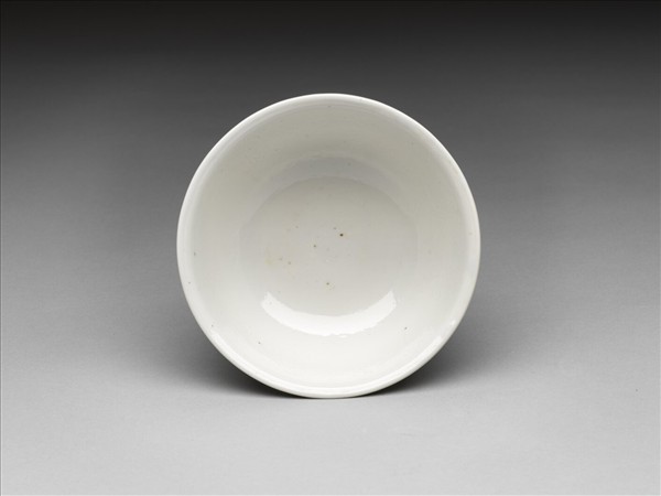 甜白釉雙龍戲珠紋高足碗