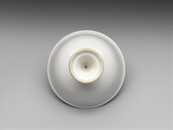 甜白釉雙龍戲珠紋高足碗