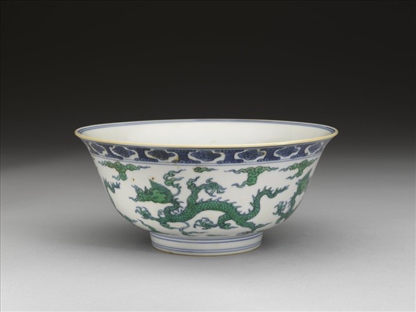 青花綠彩雲龍紋碗