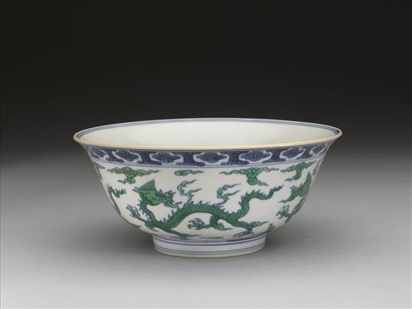 青花綠彩雲龍紋碗