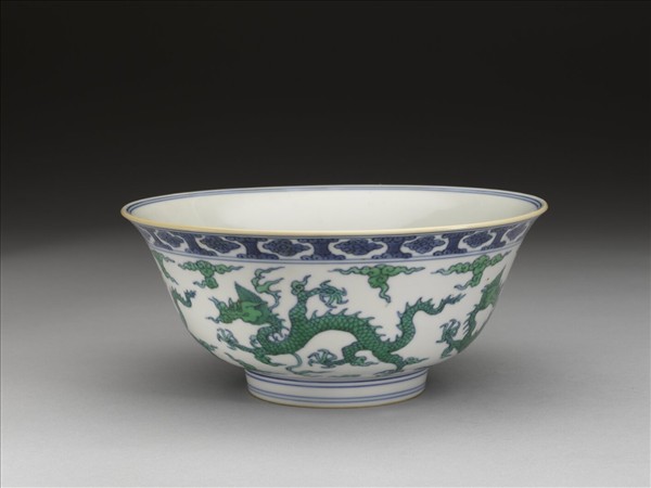 青花綠彩雲龍紋碗