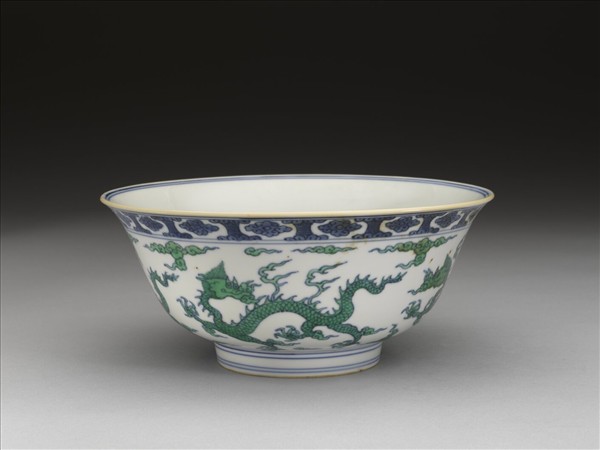 青花綠彩雲龍紋碗