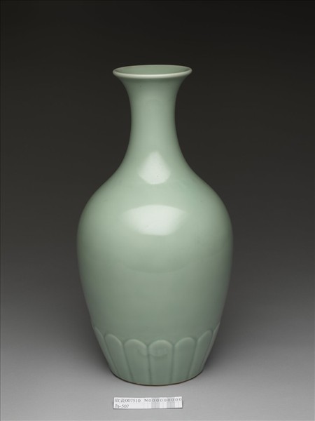 冬青釉蓮瓣紋瓶