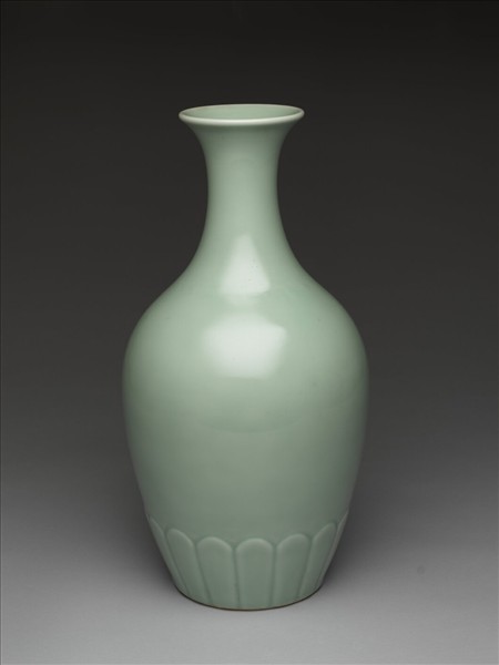 冬青釉蓮瓣紋瓶