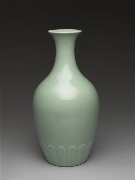 冬青釉蓮瓣紋瓶