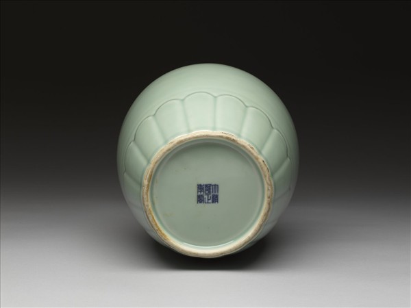 冬青釉蓮瓣紋瓶