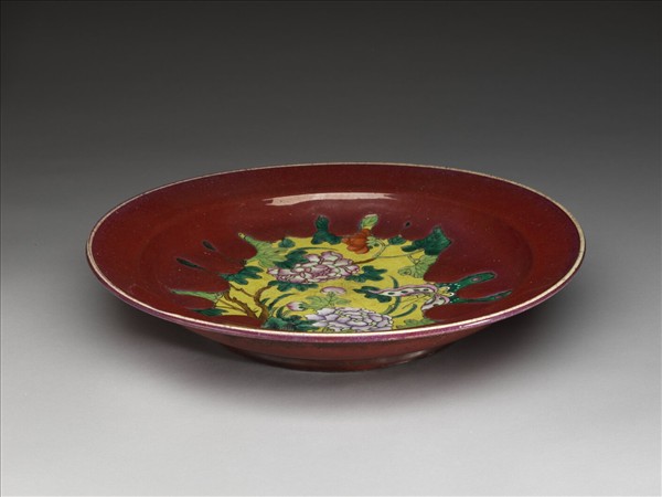 紅釉粉彩花蝶紋盤