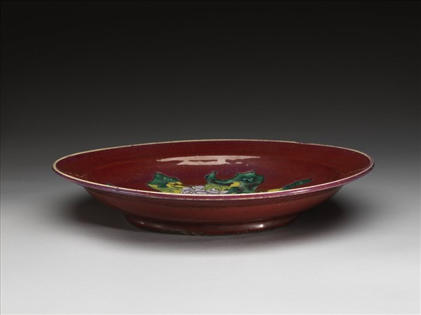 紅釉粉彩花蝶紋盤