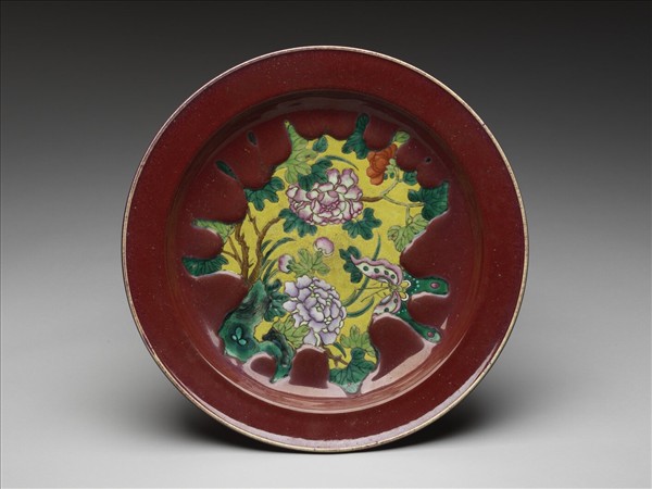 紅釉粉彩花蝶紋盤