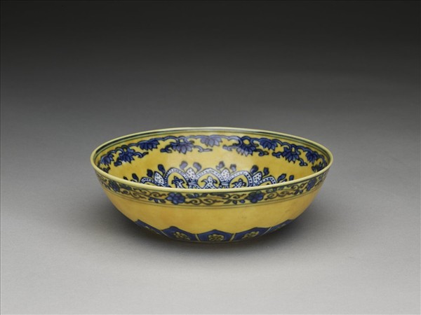 黃釉青花花果紋碗