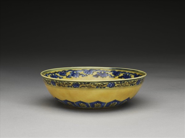 黃釉青花花果紋碗