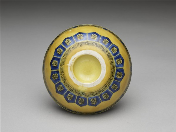 黃釉青花花果紋碗