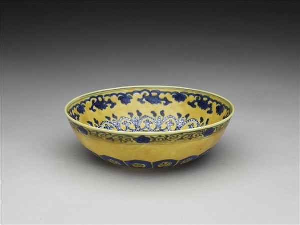 黃釉青花花果紋碗