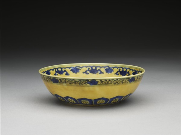 黃釉青花花果紋碗