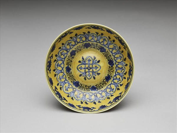 黃釉青花花果紋碗