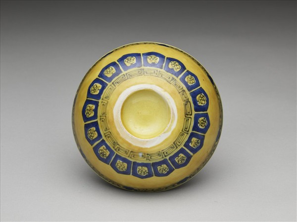 黃釉青花花果紋碗