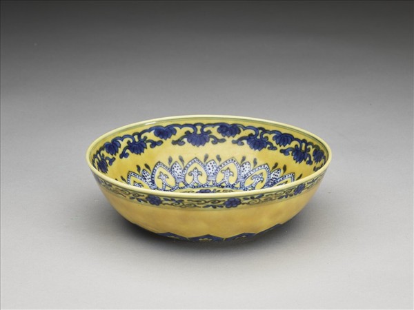 黃釉青花花果紋碗