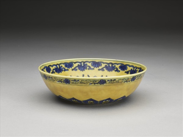 黃釉青花花果紋碗