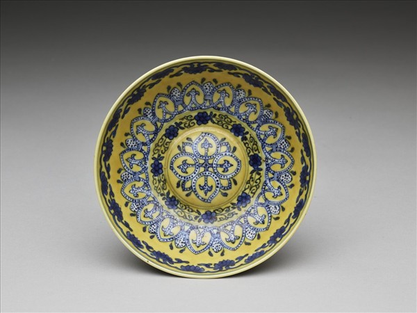 黃釉青花花果紋碗