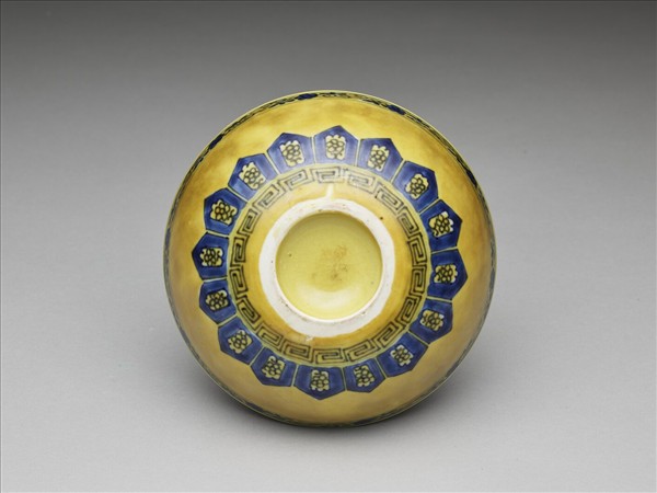 黃釉青花花果紋碗