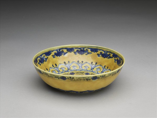 黃釉青花花果紋碗