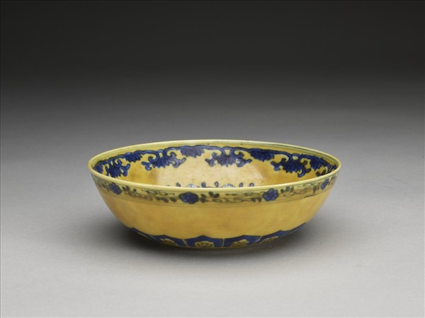 黃釉青花花果紋碗