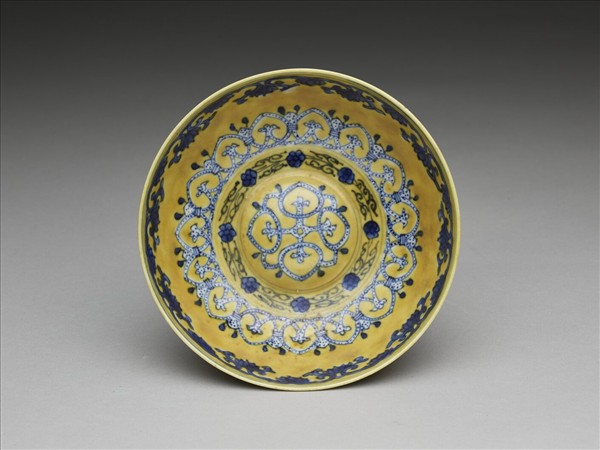 黃釉青花花果紋碗