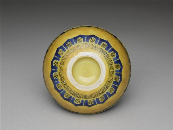 黃釉青花花果紋碗