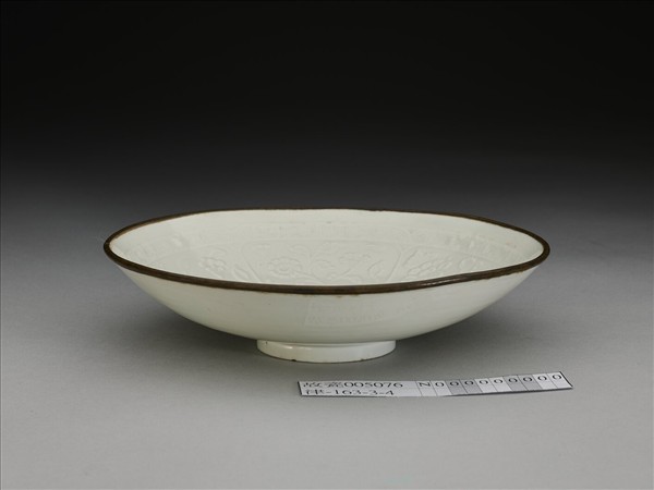 白瓷拱花花卉紋碗