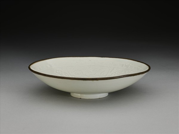 白瓷拱花花卉紋碗