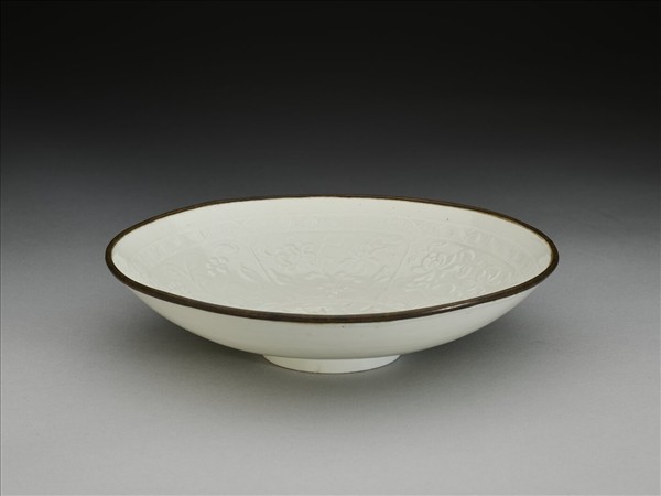 白瓷拱花花卉紋碗