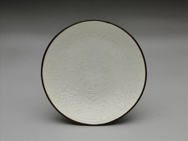 白瓷拱花花卉紋碗