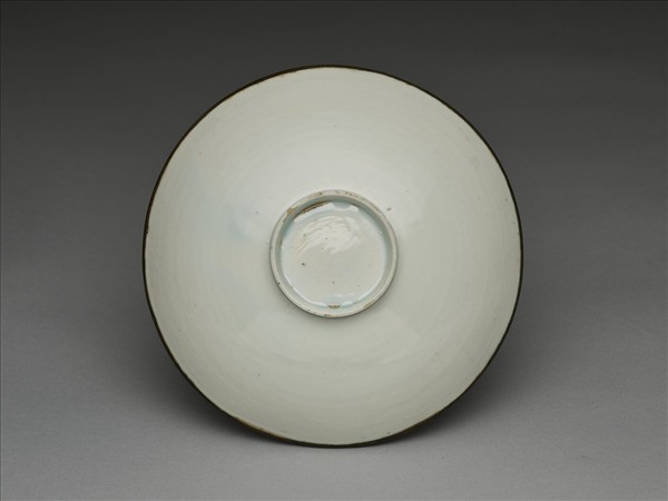 白瓷拱花花卉紋碗