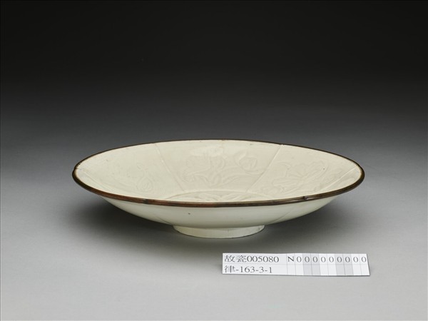 白釉劃花蓮塘鴛鴦紋葵口盤