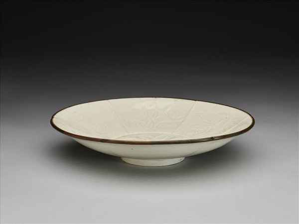 白釉劃花蓮塘鴛鴦紋葵口盤