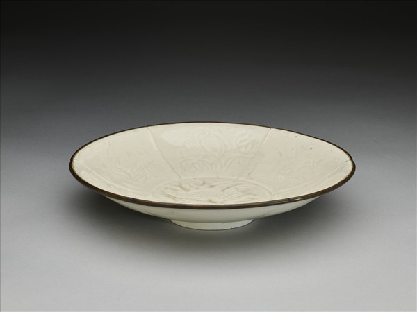 白釉劃花蓮塘鴛鴦紋葵口盤