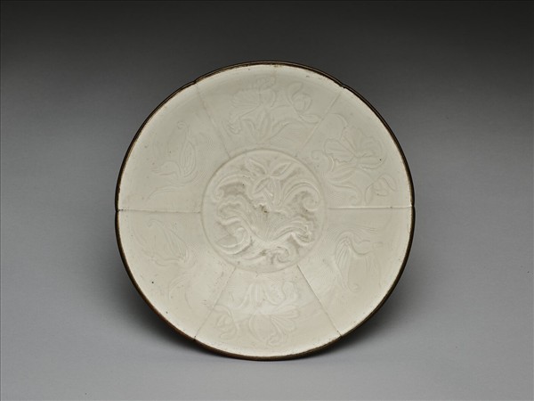 白釉劃花蓮塘鴛鴦紋葵口盤