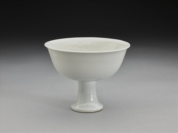 甜白釉雙龍戲珠紋高足碗