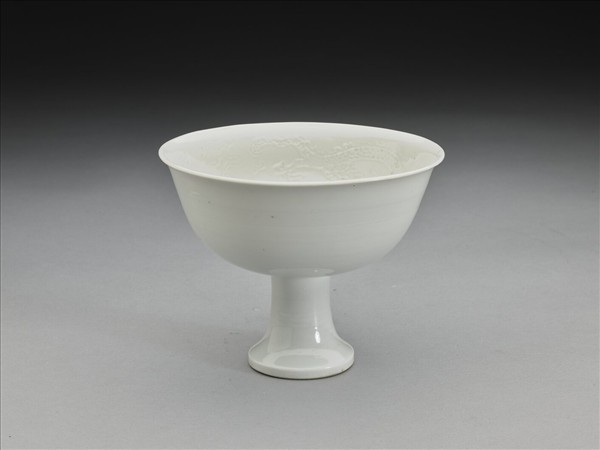 甜白釉雙龍戲珠紋高足碗