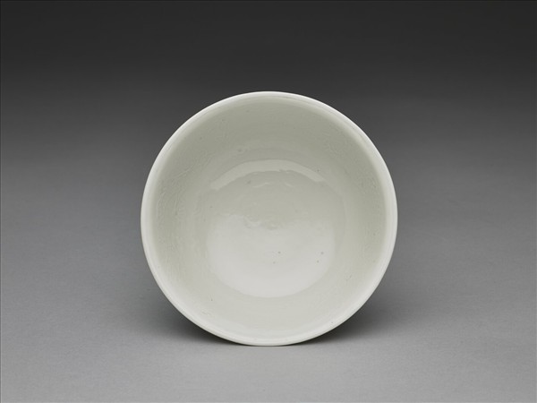 甜白釉雙龍戲珠紋高足碗