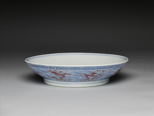 青花釉裡紅波濤龍紋盤