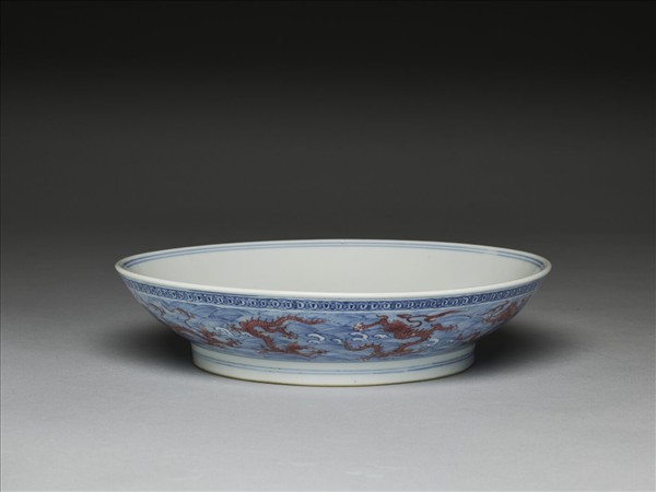 青花釉裡紅波濤龍紋盤