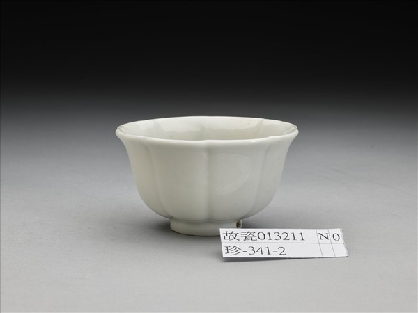 甜白釉牡丹花式杯