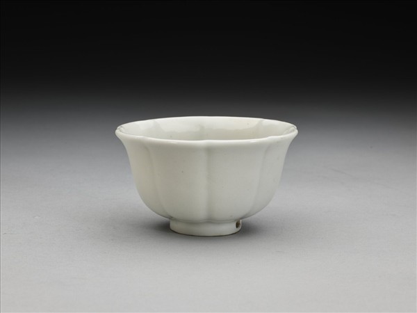 甜白釉牡丹花式杯