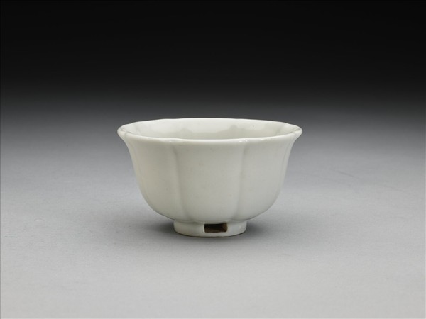 甜白釉牡丹花式杯