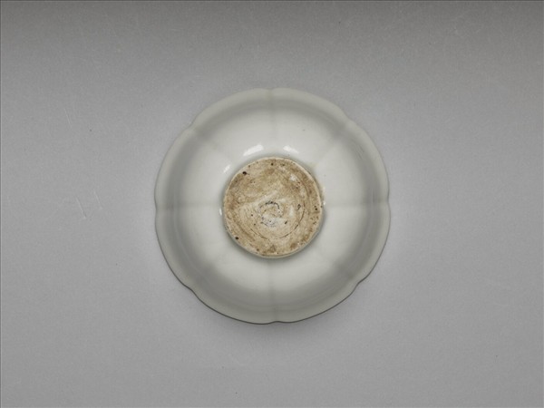 甜白釉牡丹花式杯