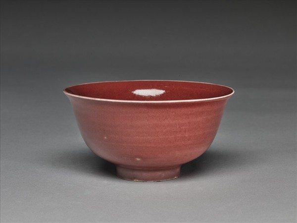 紅釉暗花龍紋碗