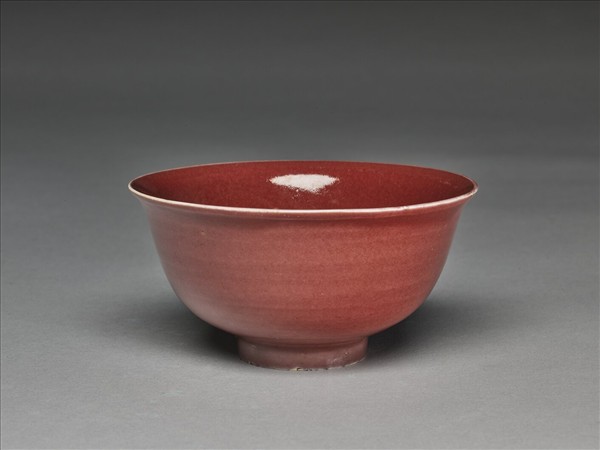 紅釉暗花龍紋碗